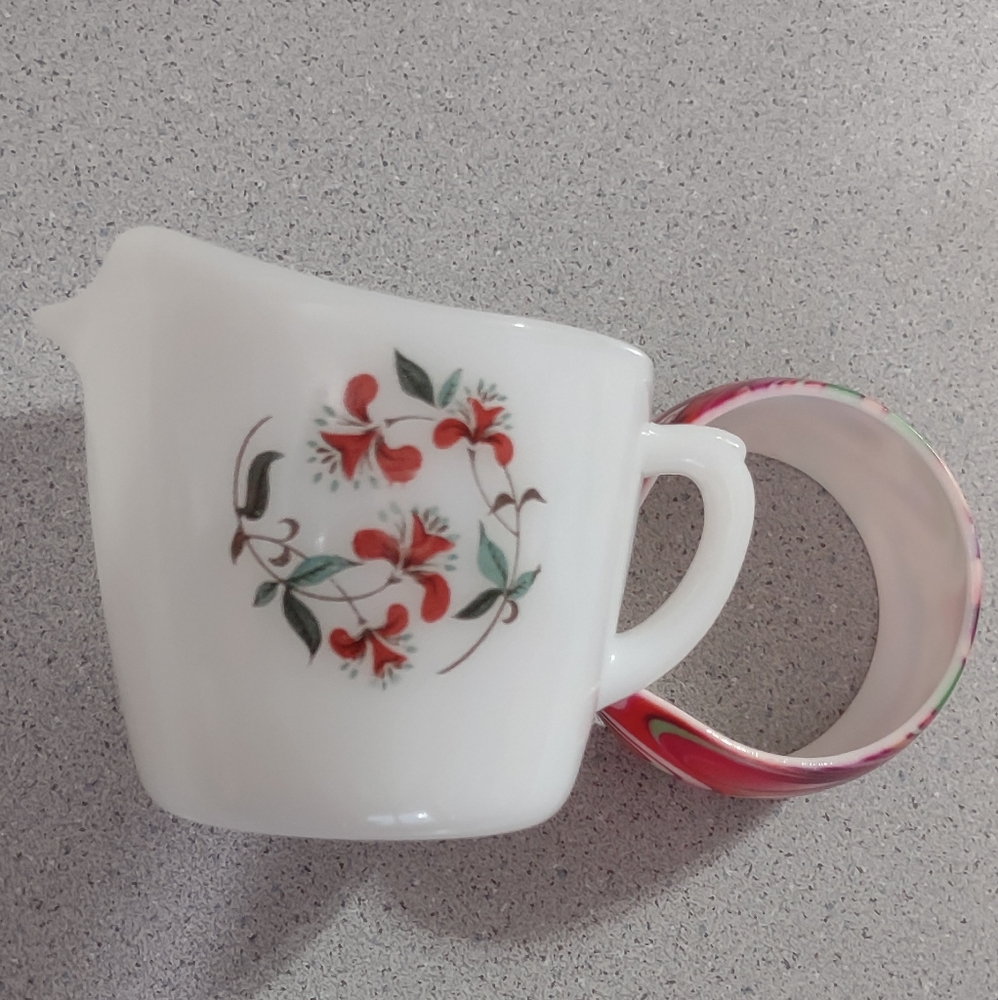 Milk glass creamer(USA) - Picture 2 of 3
